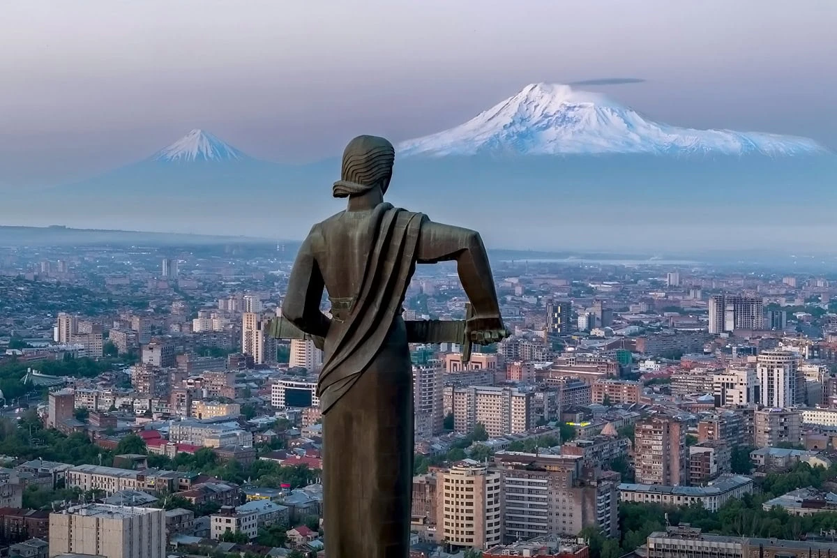 Wo sieht man den Ararat? Armeniens beste Aussichtspunkte: Das Mutter-Armenien-Denkmal und der ewige Ararat