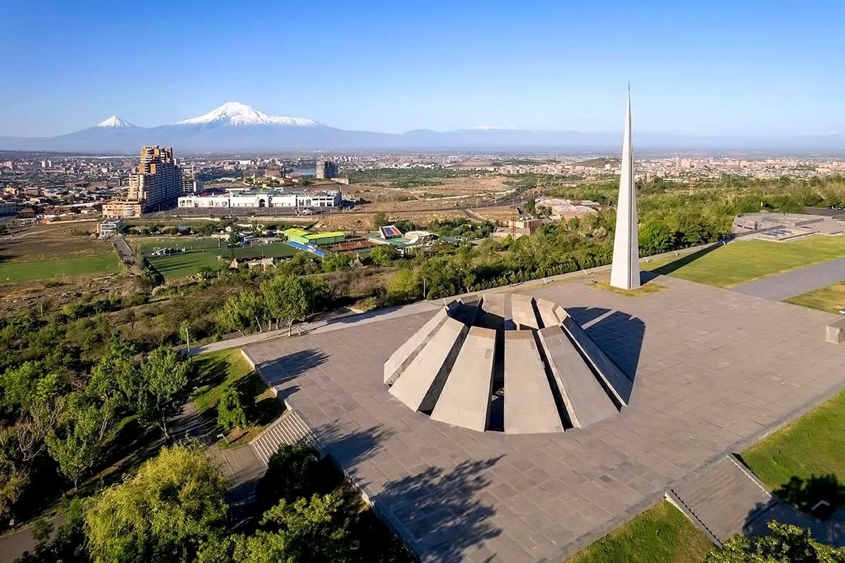 Wo sieht man den Ararat? Armeniens beste Aussichtspunkte: Die Gedenkstätte Tsitsernakaberd und der Ararat