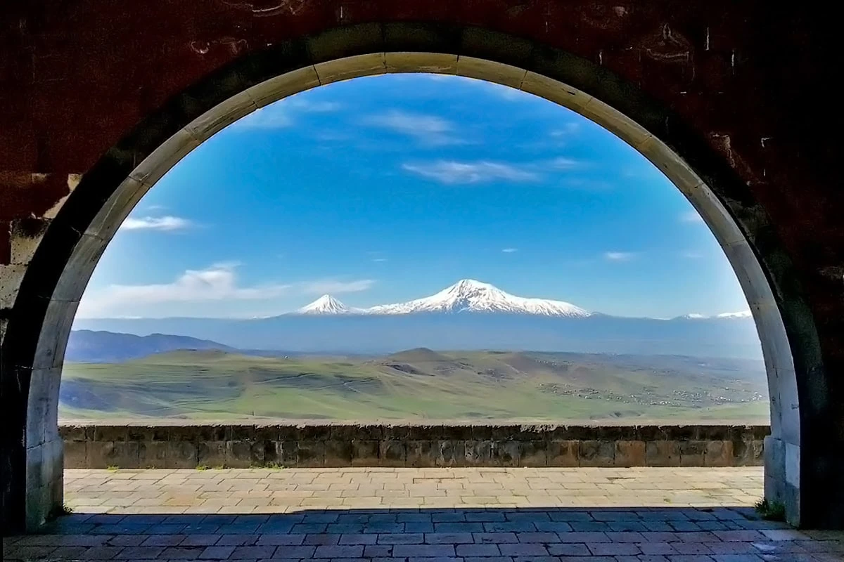 Wo sieht man den Ararat? Armeniens beste Aussichtspunkte: Ein Fenster zur Ewigkeit: der Ararat durch den Charents-Torbogen