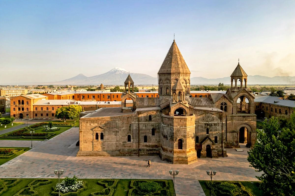 Wo sieht man den Ararat? Armeniens beste Aussichtspunkte: Die Mutterkathedrale von Etchmiadzin und der Ararat