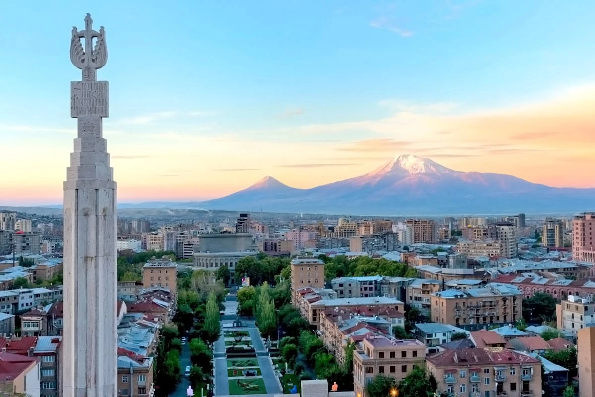 Wo sieht man den Ararat? Armeniens beste Aussichtspunkte: Blick von der Kaskade auf Jerewan und den Ararat bei Sonnenuntergang