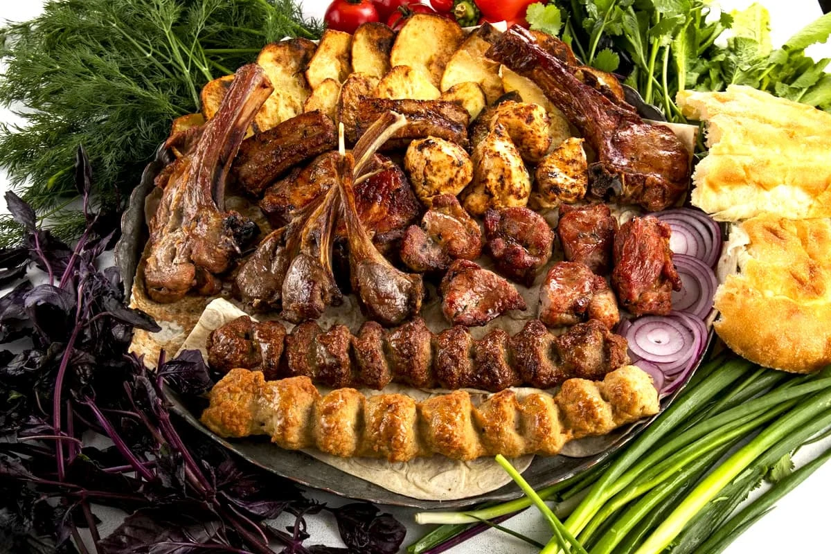 Армянская кухня: 10 блюд, которые стоит попробовать: Хоровац – сердце армянского стола