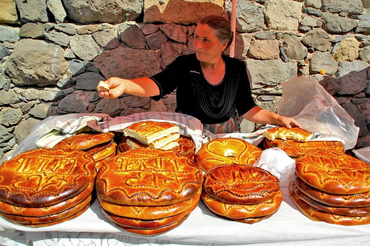 Armenische Küche: 10 Gerichte, die man probieren sollte: Frische Gata in Garni