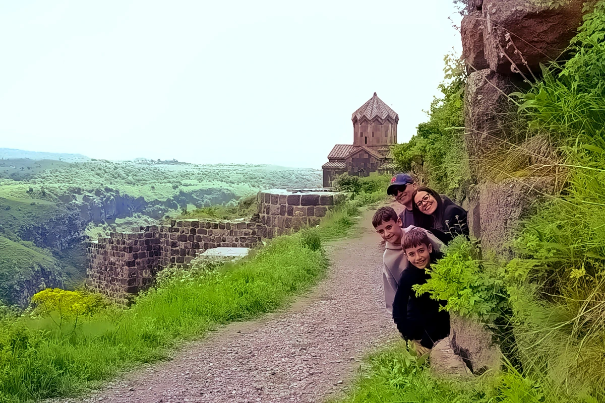 Armenien-Touren: Gruppentour oder Privattour?: Die Festung Amberd bei einer privaten Familientour entdecken