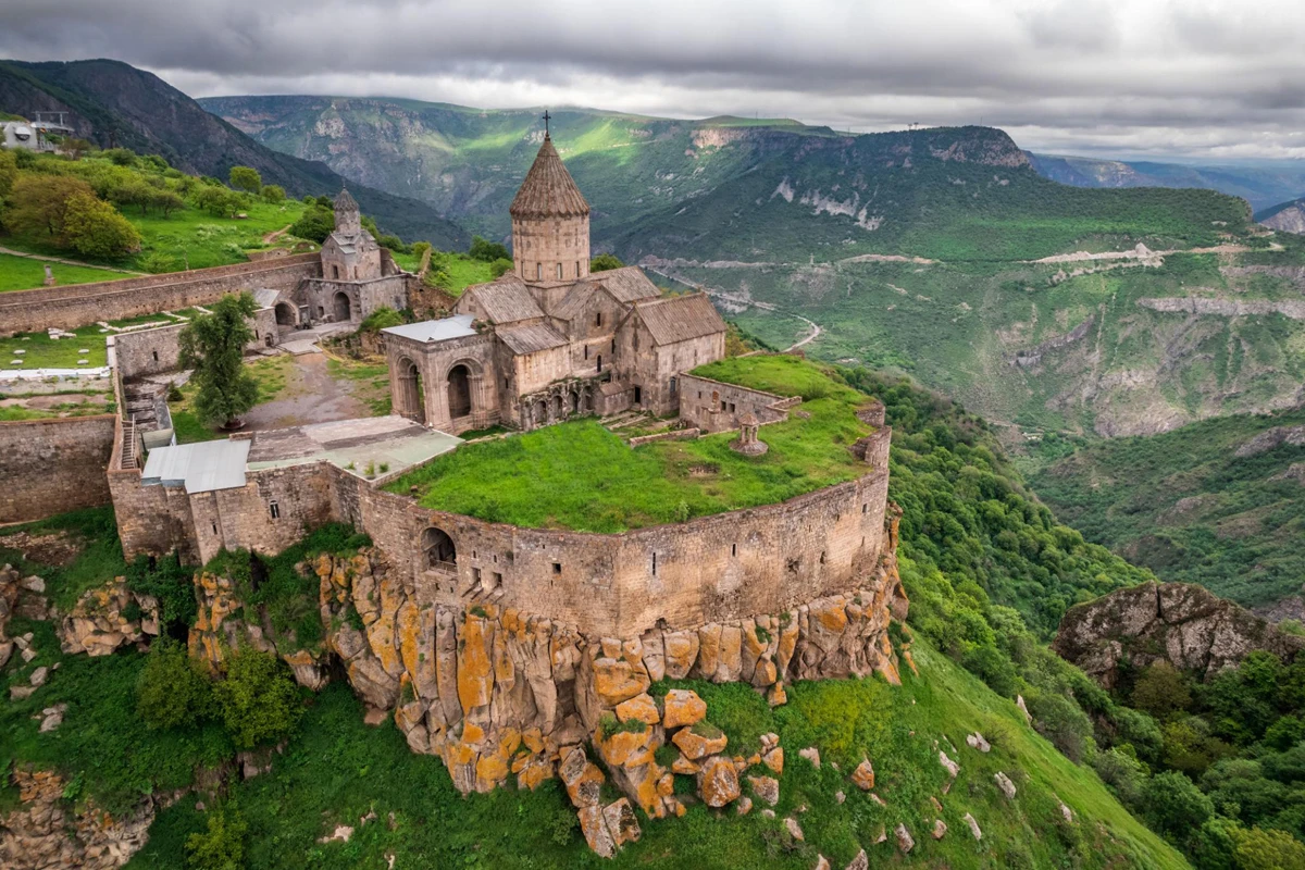 Tour in Armenia: di gruppo o privato, quale scegliere?: Il monastero di Tatev affacciato sulla gola del Vorotan