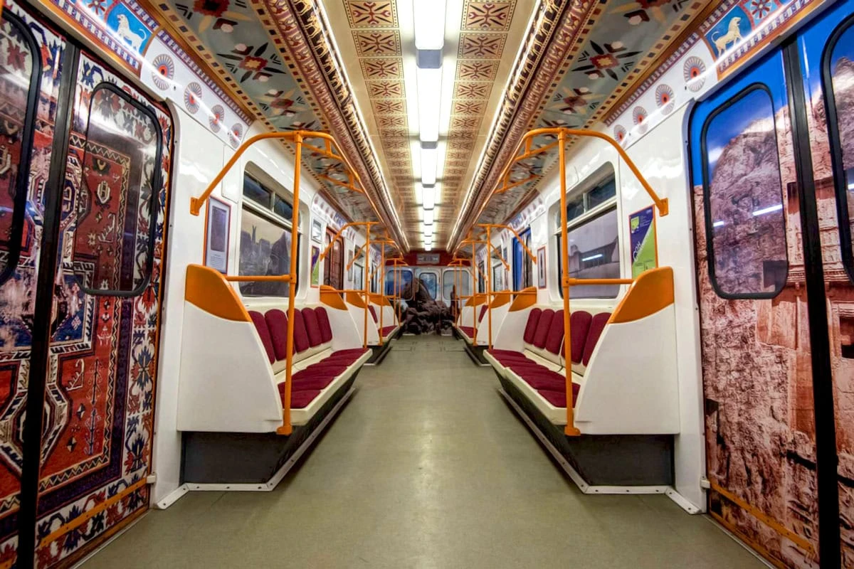 Innenraum eines Jerewaner Metrozugs mit armenischen Motiven