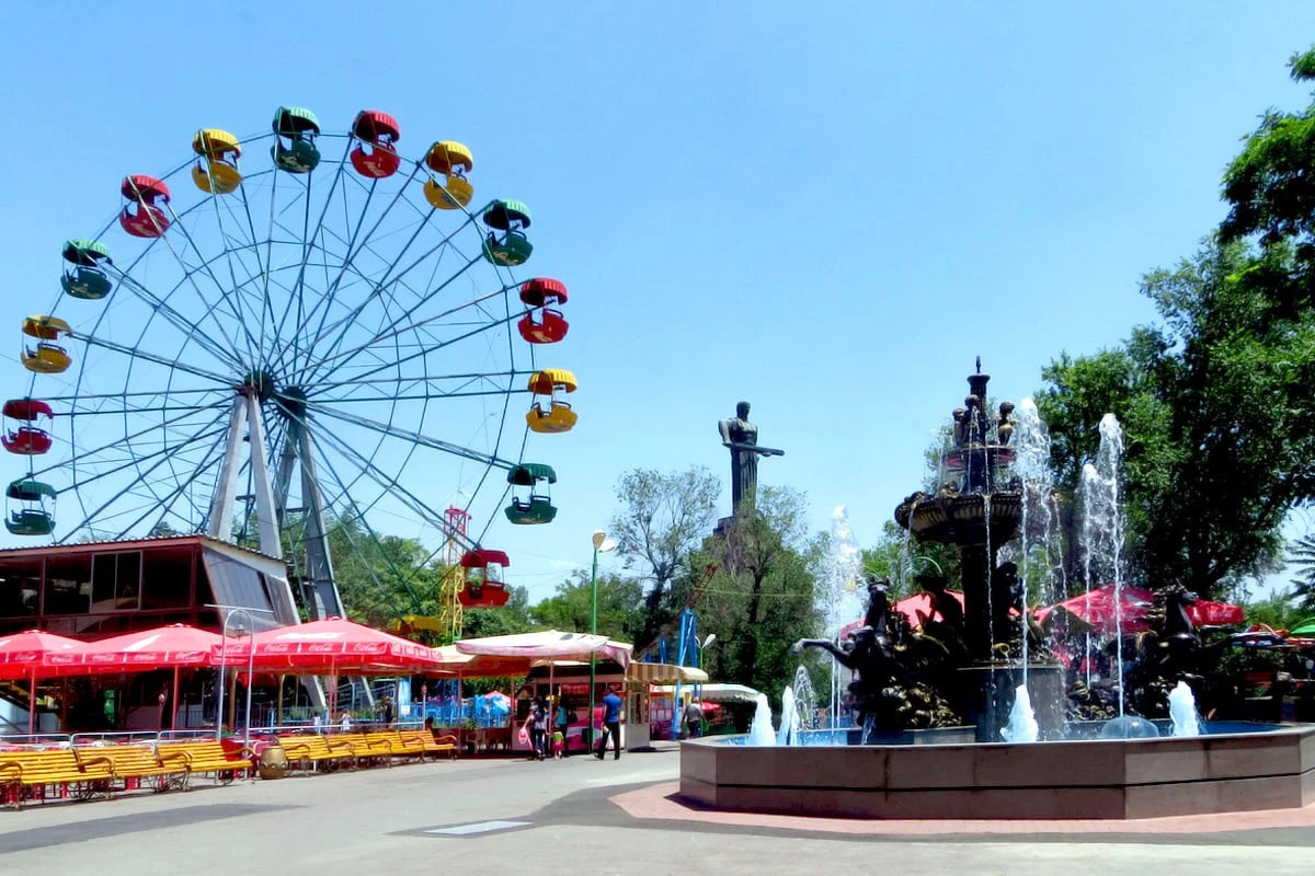 Riesenrad und Brunnen im Siegespark, mit Mutter Armenien im Hintergrund