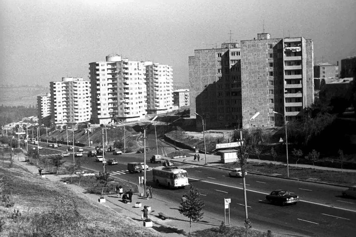 Wohnblocks aus der Sowjetzeit an einer breiten Straße in Jerewan
