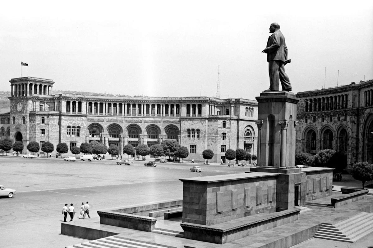 Piazza della Repubblica in epoca sovietica, con la statua di Lenin in primo piano