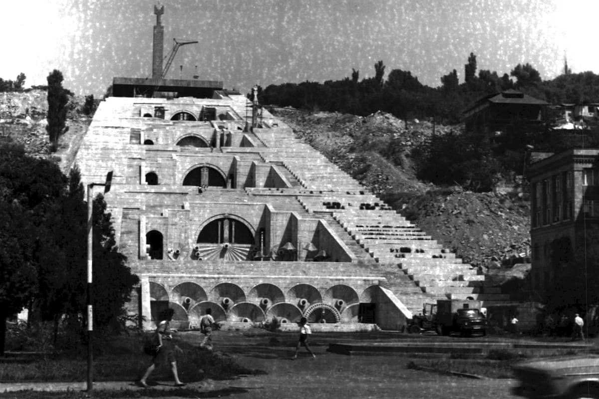 Complesso della Cascata durante i lavori di costruzione in epoca sovietica