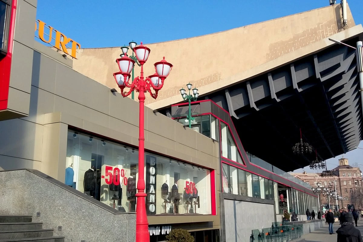 Ex Cinema Rossia, con negozi sotto la sua inconfondibile copertura