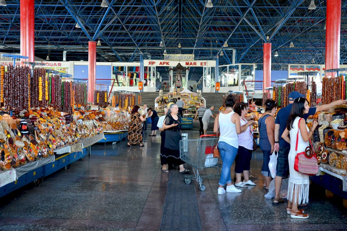 Banchi di prodotti alimentari e frutta secca al Mercato GUM di via Khorenatsi.