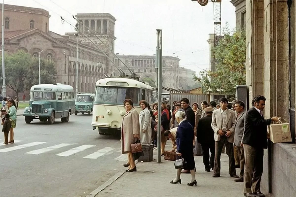 Filobus e i passanti nei pressi di Piazza della Repubblica in epoca sovietica