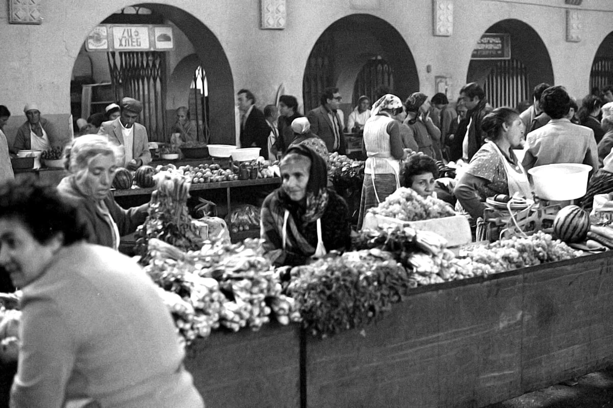 Animado mercado de productos frescos en la época soviética