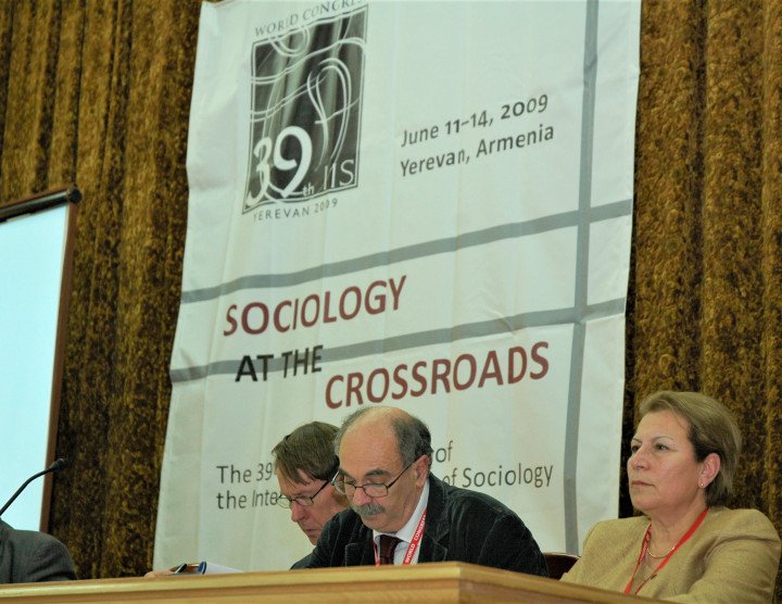 39-esimo Congresso Mondiale di Sociologia, Istituto Internazionale di Sociologia – "Sociologia sulle crocivie", Yerevan. 11-14 giugno, 2009. Numero di partecipanti: 400