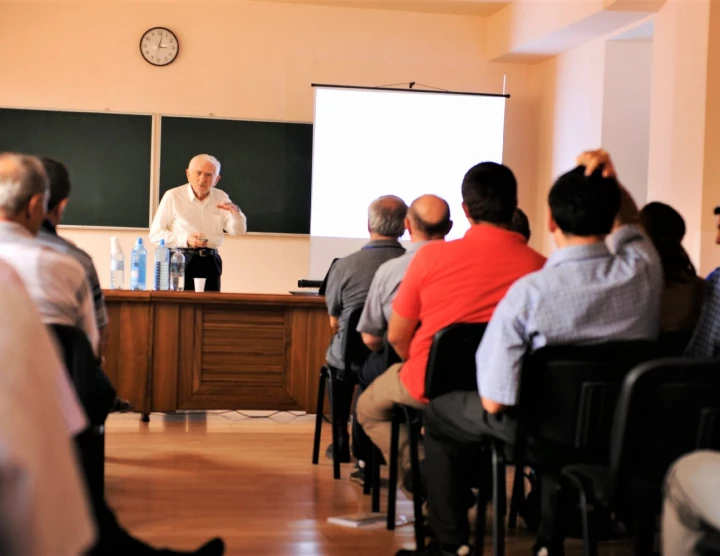 Conferencia científica "Matemáticas en Armenia: progresos y perspectivas, II", Tsaghkadzor. 24-31 de agosto, 2013. Número de participantes: 140