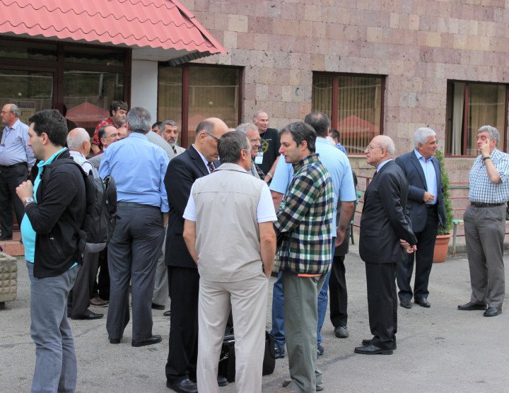 Conferencia científica "Matemáticas en Armenia: progresos y perspectivas, II", Tsaghkadzor. 24-31 de agosto, 2013. Número de participantes: 140
