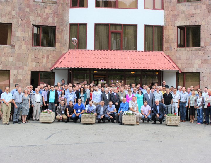 Conferencia científica ”Matemáticas en Armenia: progresos y perspectivas, II”, Tsaghkadzor. 24-31 de agosto, 2013. Número de participantes: 140