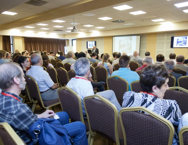 "25º taller anual internacional de Física Láser", Yereván. 10-16 de julio, 2016. Número de participantes: 400