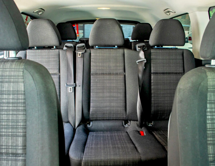 Minivan (7 passagers, 7 bagages), climatisation, système audio avec USB et micro