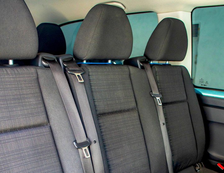 Minivan (7 passagers, 7 bagages), climatisation, système audio avec USB et micro