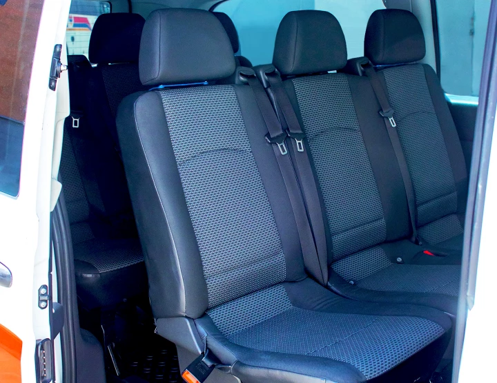 Minivan (7 passagers, 7 bagages), climatisation, système audio avec USB et micro