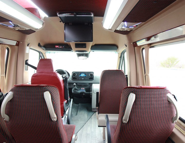 Minibus (20 passagers, 12 bagages), climatisation, réfrigérateur, moniteur, système audio/vidéo avec USB et micro