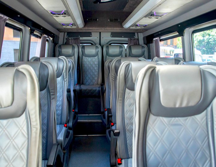Microbús (20 persona, 12 maletas), Aire acondicionado, Nevera, Monitor, sistema de Audio/Video con USB y micrófono