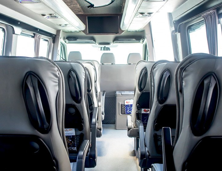 Minibus (20 pers., 12 bagages), climatisation, réfrigérateur, système audio/vidéo avec USB et micro