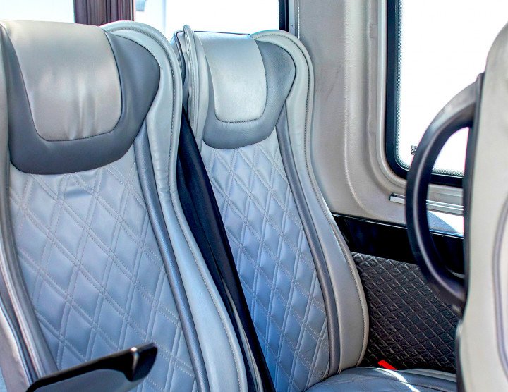 Kleinbus (20 Personen, 12 Gepäckstücke), Klimaanlage, Kühlgerät, Monitor, Audio-Vidosystem mit USB und Mikro