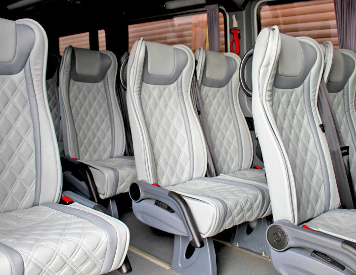 Микроавтобус (20 пассажиров, 12 чемоданов), Кондиционер, Холодильник, Монитор, Аудио и видео система с USB, Микрофон