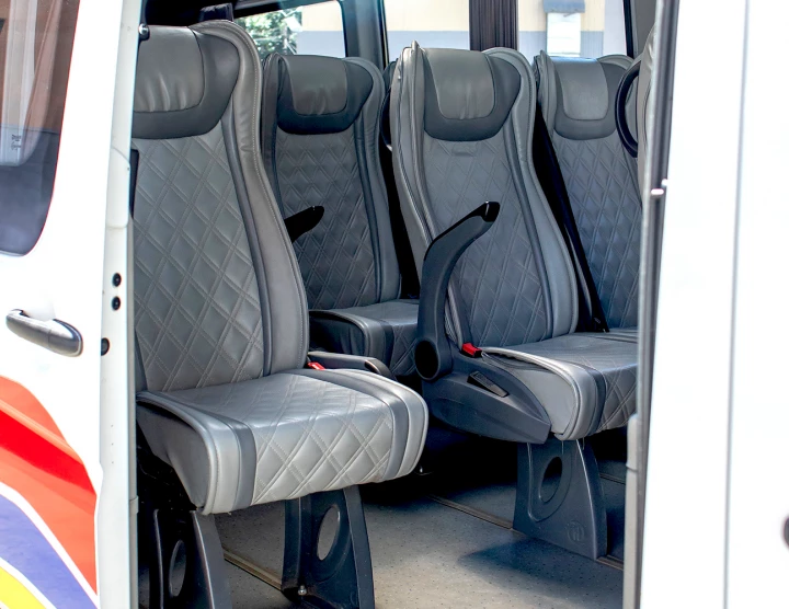 Minibus (20 passagers, 12 bagages), climatisation, réfrigérateur, moniteur, système audio/vidéo avec USB et micro