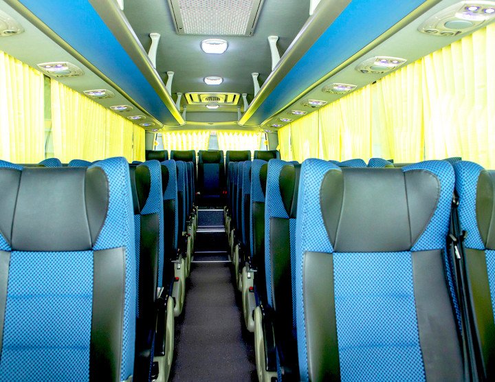 Bus (36 pers., 36 bagages), climatisation, réfrigérateur, système audio/vidéo avec USB et micro