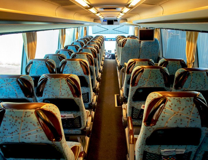 Grand bus (50 passagers, 50 bagages), climatisation, toilette, réfrigérateur, moniteurs, système audio/vidéo avec USB et micro