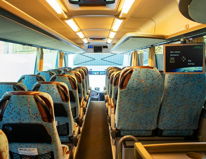 Reisebus (50 Personen, 50 Gepäckstücke), Klimaanlage, Toilette, Kühlgerät, Monitore, Audio-Videosystem mit USB und Mikro