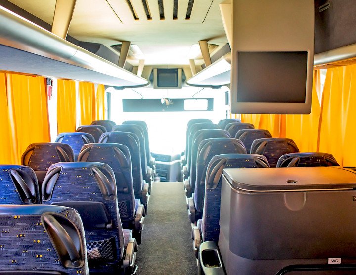 Большой автобус (50 пассажиров, 50 чемоданов), Кондиционер, Холодильник, Туалет, Мониторы, Аудио и видео система с USB, Микрофон