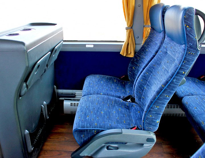 Gran autobús (50 persona, 50 maletas), Aire acondicionado, Nevera, Monitores, WC, sistema de Audio/Video con USB y micrófono