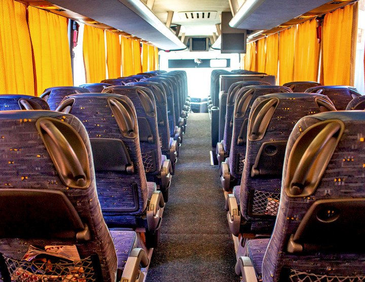 Reisebus (50 Personen, 50 Gepäckstücke), Klimaanlage, Toilette, Kühlgerät, Monitore, Audio-Videosystem mit USB und Mikro