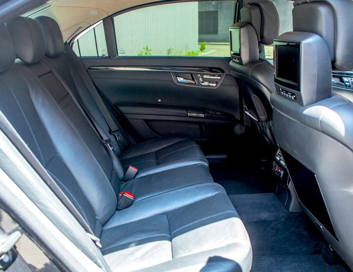 Premium-Sedan (3 Personen, 3 Gepäckstücke), Klimaanlage, Monitore, Audio-Videosystem mit USB