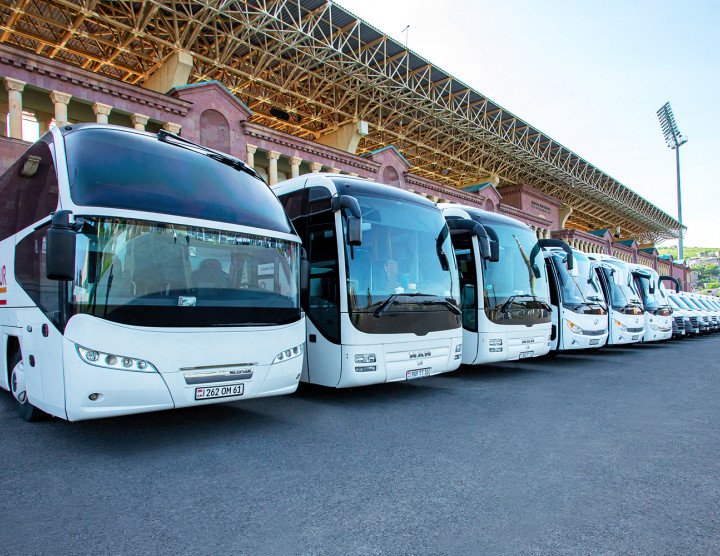 Der Transportumzug beginnt: alle Fahrzeuge und Fahrer haben Dienst! Reise durch Armenien mit Hyur Service