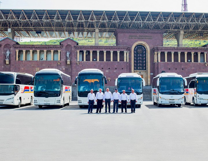 La parade du transport est ouverte: tous les véhicules et les chauffeurs sont en service! Voyage en Arménie avec Hyur Service