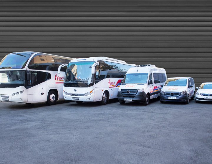 La parata dei trasporti è aperta: tutti i veicoli e gli autisti sono in servizio! Viaggiare in Armenia con Hyur Service