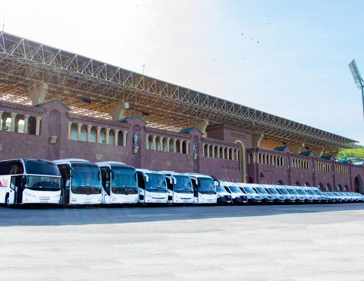 La parade du transport est ouverte: tous les véhicules et les chauffeurs sont en service! Voyage en Arménie avec Hyur Service