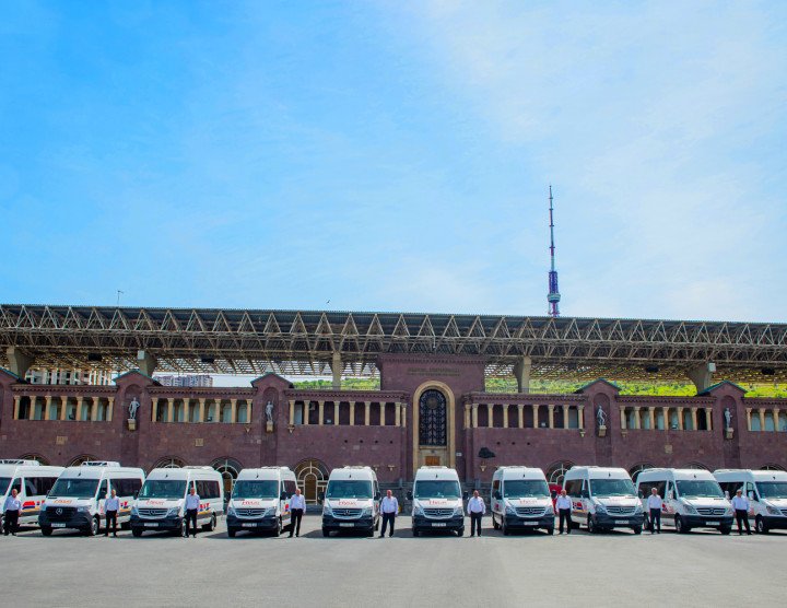 Der Transportumzug beginnt: alle Fahrzeuge und Fahrer haben Dienst! Reise durch Armenien mit Hyur Service