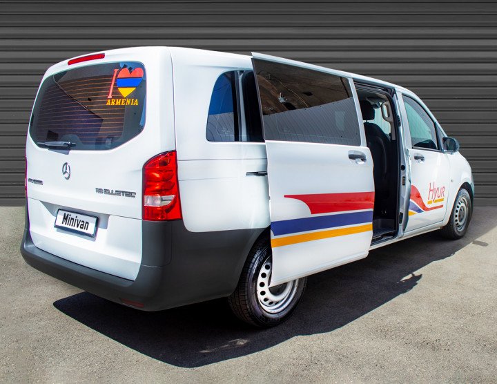 Minivan (7 persone, 7 bagagli), Condizionatore, Sistema Audio con USB e microfono