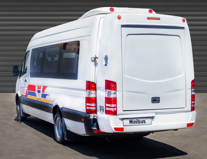 Kleinbus (20 Personen, 12 Gepäckstücke), Klimaanlage, Kühlgerät, Monitor, Audio-Vidosystem mit USB und Mikro