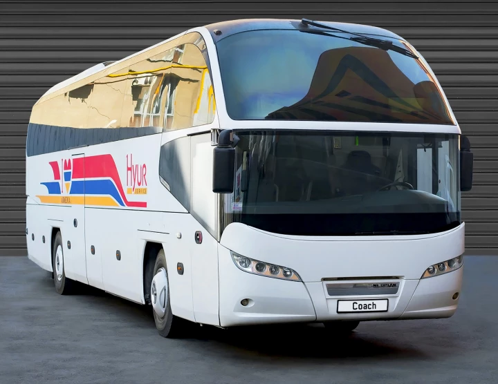 Grand bus (50 passagers, 50 bagages), climatisation, toilette, réfrigérateur, moniteurs, système audio/vidéo avec USB et micro