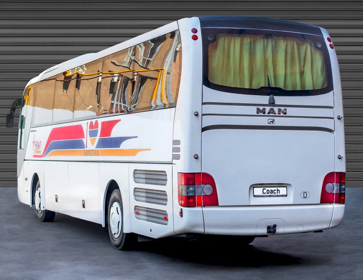 Grand bus (50 passagers, 50 bagages), climatisation, toilette, réfrigérateur, moniteurs, système audio/vidéo avec USB et micro