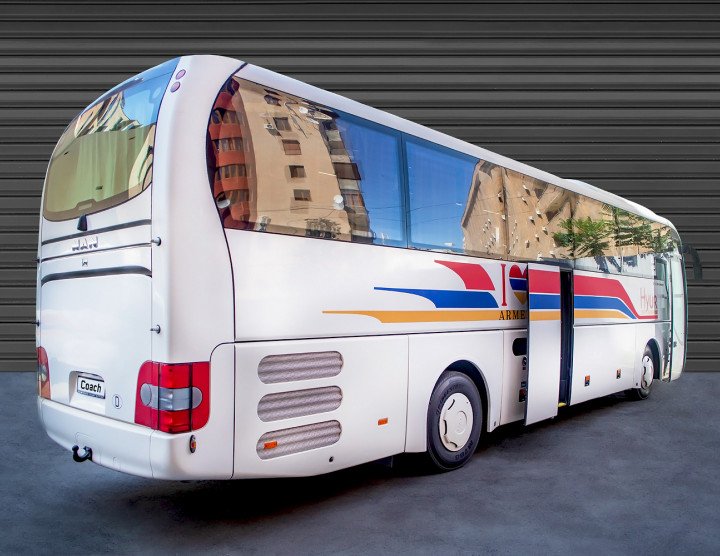 Grand bus (50 pers., 50 bagages), climatisation, WC, réfrigérateur, système audio/vidéo avec USB et micro