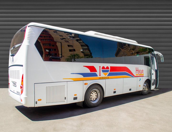 Bus (36 passagers, 36 bagages), climatisation, réfrigérateur, moniteur, système audio/vidéo avec USB et micro